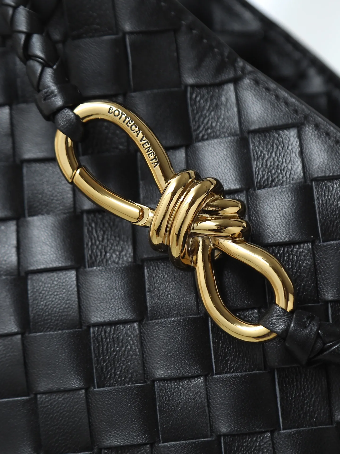 1300. Andiamo is shipping‼ ️Really popular🔥The new Andiamo woven handbag launched by Bottega Veneta this season is really popular all over the world! ! Celebrities at home and abroad have worn it, and Oscar-winning actress Michelle Yeoh has taken it out on the street. Song Jia, Trai Yala, Yu Feihong, Sanji Ayaka, Rosie Hunting-Whiteley, Yoshioka Riho, etc. have all worn this bag. It is classic and versatile and shows off your temperament, and the bag capacity is also large, which is very convenient for daily commuting! ! A variety of carrying methods, the shoulder straps can be adjusted by yourself, the original lambskin feels soft and delicate, and the unisex style breaks the gender boundaries and brings a more practical and long-lasting use experience. Andiamo, which has both elegant and casual styles, perfectly interprets the true appearance of "fashionable old money style". Style number: 766014 Size: 25*22*10.5cm